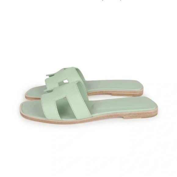 HERMES ORAN SANDALS 
VERT JADE
NEW IN BOX FULL SET - Picture 5 of 11